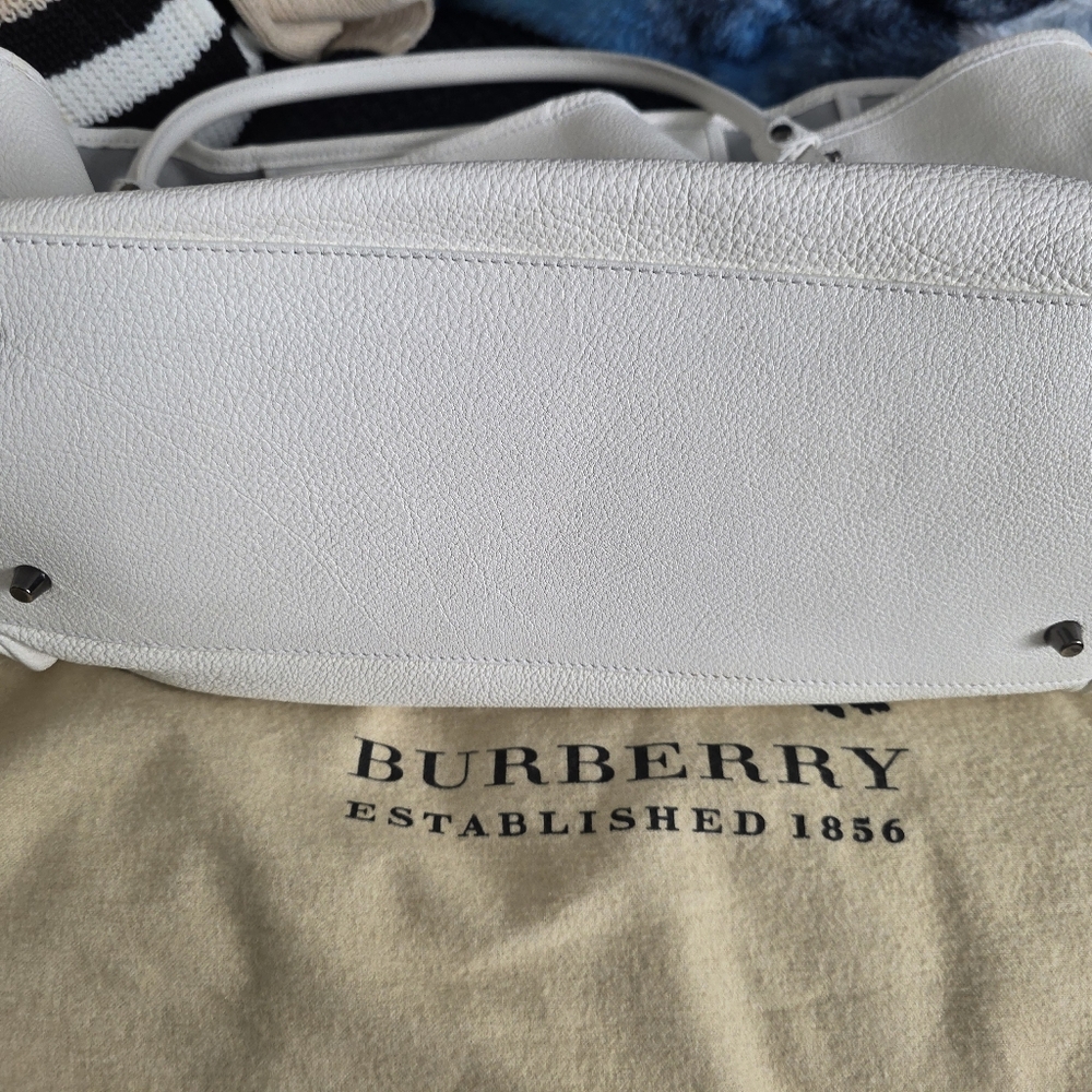 Pebble Leather Very Large Burberry White Tote Bag - Picture 9 of 16